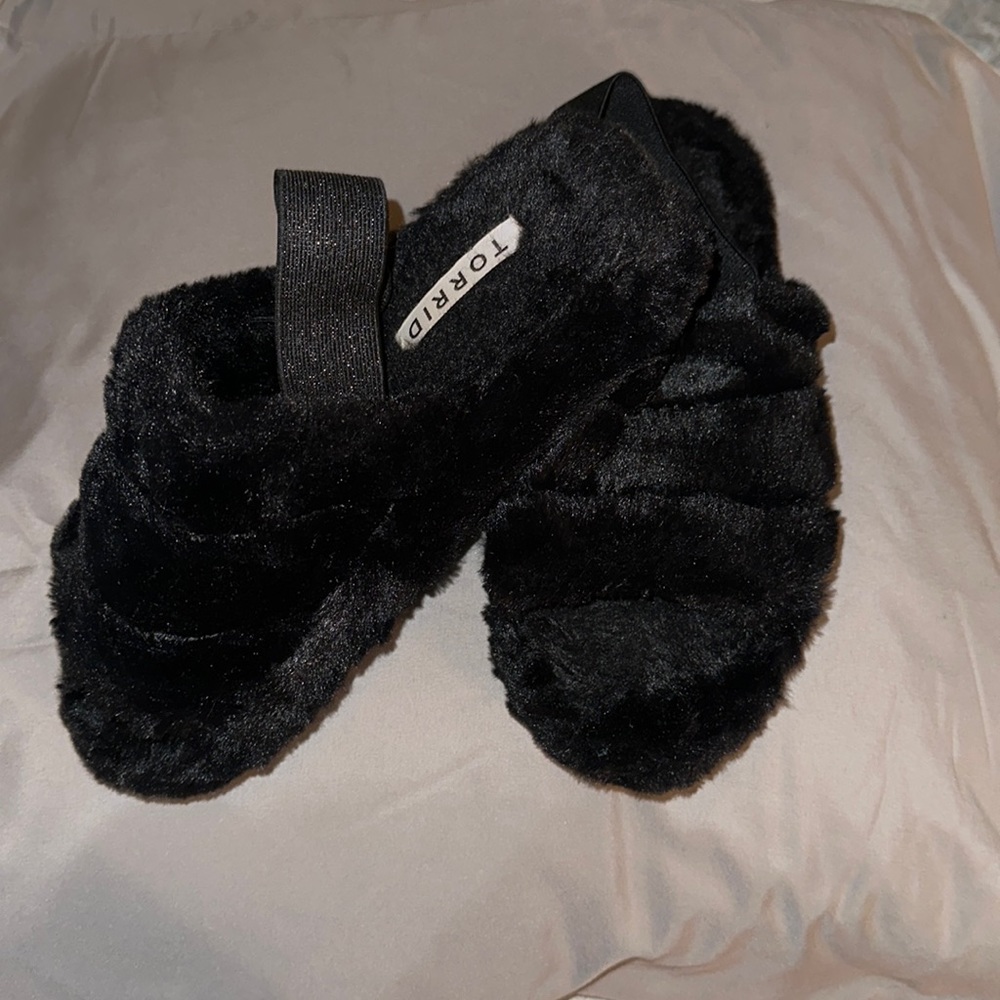 TORRID BLACK FAUX FUR SLIPPER